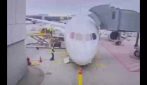 Francoforte, cede il carrello di un volo Lufthansa: feriti membri dell'equipaggio, il video