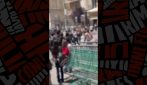 Lancio di farina e uova al Vomero tra studenti per festeggiare la fine della scuola