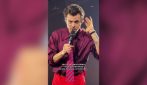 Harry Styles nota una fan di Napoli dal palco e le parla in italiano: "Tante belle cose"