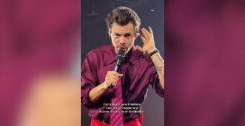 Harry Styles nota una fan di Napoli dal palco e le parla in italiano: "Tante belle cose"