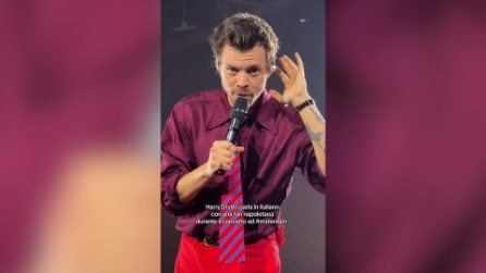 Harry Styles nota una fan di Napoli dal palco e le parla in italiano: "Tante belle cose"