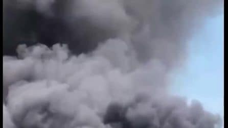 Incendio a Giugliano, nube nera sulla Circumvallazione