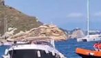 La barca sta per affondare, famiglia con tre bambini salvata nelle acque di Procida