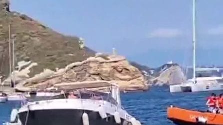 La barca sta per affondare, famiglia con tre bambini salvata nelle acque di Procida