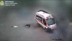 Ambulanza italiana colpita e distrutta da un drone russo a Kherson, Ucraina: il video dell'esplosione