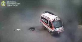 Ambulanza italiana colpita e distrutta da un drone russo a Kherson, Ucraina: il video dell'esplosione