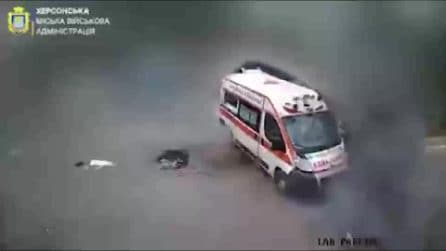 Ambulanza italiana colpita e distrutta da un drone russo a Kherson, Ucraina: il video dell'esplosione