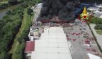 Maxi incendio in capannone a Vicopisano: colonna di fumo nero visibile da chilometri di distanza