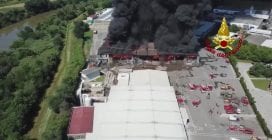 Maxi incendio in capannone a Vicopisano: colonna di fumo nero visibile da chilometri di distanza
