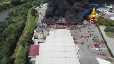 Maxi incendio in capannone a Vicopisano: colonna di fumo nero visibile da chilometri di distanza
