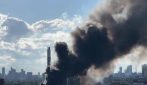 Londra, maxi incendio in un impianto di gestione rifiuti: fumo nero e caos treni nel sud della citt