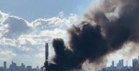 Londra, maxi incendio in un impianto di gestione rifiuti: fumo nero e caos treni nel sud della citt