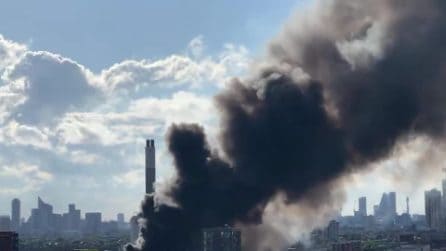 Londra, maxi incendio in un impianto di gestione rifiuti: fumo nero e caos treni nel sud della citt