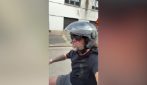 Lele Adani si filma mentre va in motorino e canta Geolier