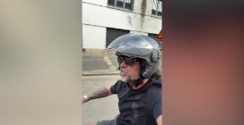 Lele Adani si filma mentre va in motorino e canta Geolier