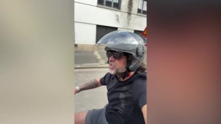 Lele Adani si filma mentre va in motorino e canta Geolier
