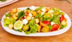 INSALATA CROCCANTE CON CROSTINI DI PANE: il piatto fresco e sfizioso che si prepara in pochi minuti!