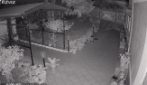 Due persone nel giardino di casa della giornalista Luciana Esposito, che vive sotto scorta a Napoli