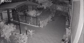 Due persone nel giardino di casa della giornalista Luciana Esposito, che vive sotto scorta a Napoli
