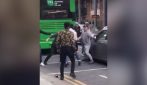 Belfast, rifugiato tenta di uccidere un uomo, notte di scontri con case e auto in fiamme