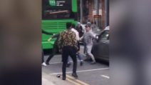 Belfast, rifugiato tenta di uccidere un uomo, notte di scontri con case e auto in fiamme