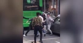 Belfast, rifugiato tenta di uccidere un uomo, notte di scontri con case e auto in fiamme