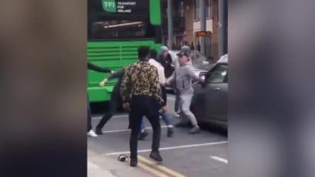 Belfast, rifugiato tenta di uccidere un uomo, notte di scontri con case e auto in fiamme