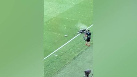 Attimi di paura in Ungheria-Kazakistan: spidercam precipita, match interrotto