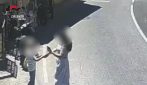Travestito da donna truffa un'anziana a Piano di Sorrento: il video dell'arresto dei due complici
