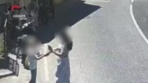 Travestito da donna truffa un'anziana a Piano di Sorrento: il video dell'arresto dei due complici