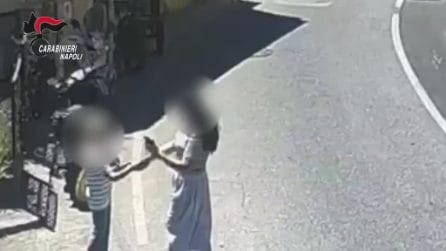 Travestito da donna truffa un'anziana a Piano di Sorrento: il video dell'arresto dei due complici