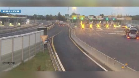Camionista fa inversione al casello di Casalecchio e imbocca contromano la A1