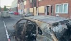 Belfast, seconda notte di proteste anti-migranti: auto e case in fiamme