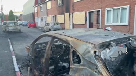 Belfast, seconda notte di proteste anti-migranti: auto e case in fiamme