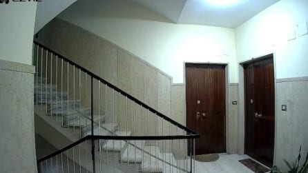 Furti nelle case a Napoli, i ladri usano il filo di colla: i video da Fuorigrotta e Rione Alto