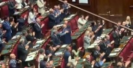 Applausi in Aula dopo l'attacco di Meloni a Vannacci: "Non siete la vera destra"