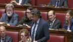 Silvestri (M5s) e l'insulto a Meloni: "Con Trump indossa le ginocchiere". Fdi insorge: "Sessista"