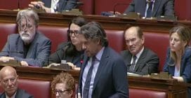 Silvestri (M5s) e l'insulto a Meloni: "Con Trump indossa le ginocchiere". Fdi insorge: "Sessista"