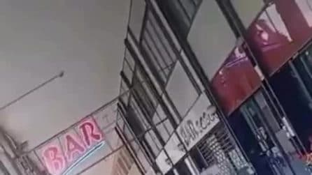 Cuneo, 4 carabinieri e poliziotti abbattono una donna con il taser: "Intervento sproporzionato, è tortura"