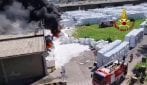 Scoppia un incendio alla Versalis di Mantova: fiamme nel magazzino, nube di fumo sulla città