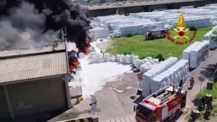 Scoppia un incendio alla Versalis di Mantova: fiamme nel magazzino, nube di fumo sulla città