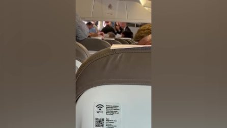 Papa Leone XIV, problema all'aereo: decollo annullato. Il Pontefice scende dal velivolo