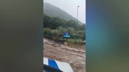 Bomba d'acqua a Solofra, allagamenti e disagi in città