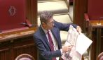 Magi mostra fac simile della scheda elettorale con scritto "il tuo voto non conta": espulso dall'Aula
