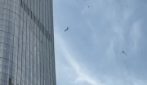 Pechino, piccolo aereo si schianta contro la Citic Tower: edificio evacuato, il video
