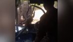 Elefante distrugge un bus in Sri Lanka