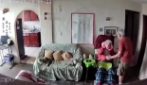 Sisma in Venezuela, anziano fa da scudo alla moglie invalida: si tengono per mano durante la scossa