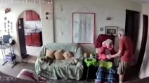 Sisma in Venezuela, anziano fa da scudo alla moglie invalida: si tengono per mano durante la scossa