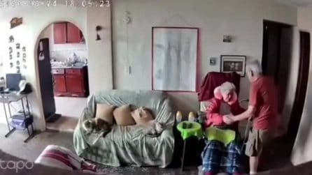 Sisma in Venezuela, anziano fa da scudo alla moglie invalida: si tengono per mano durante la scossa
