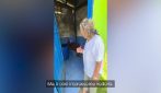 L'orango prende un secchiello e si fa la doccia
